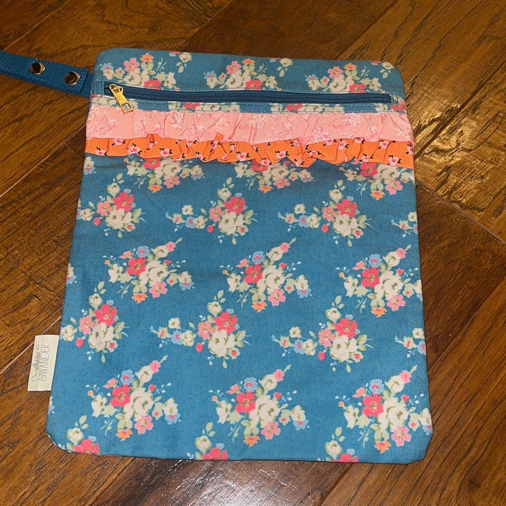 Swim bag! Perfect for traveling to the beach! Store wet swimsuits in here!